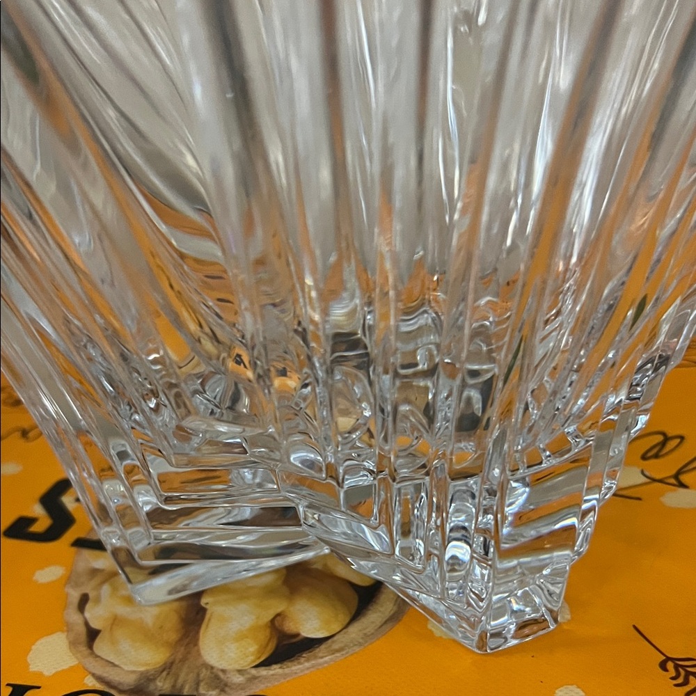 Elegant Clear Glass Bowl - Picture 3 of 6
